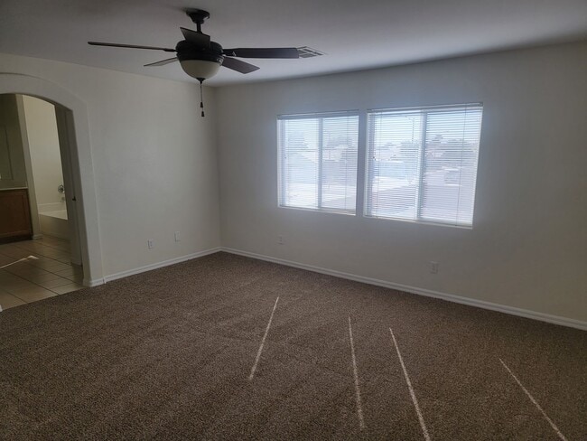 Building Photo - Spacious 5 bed 2.5 bath 2 story home with ...