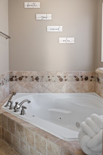 Building Photo - 25 Kettle Ct