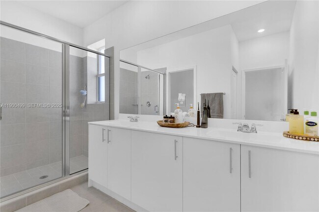 Building Photo - 2444 SE 24th Ave