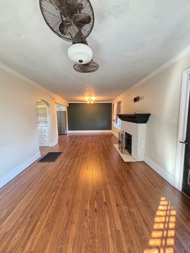 Building Photo - Beautifully renovated move-in ready rental...