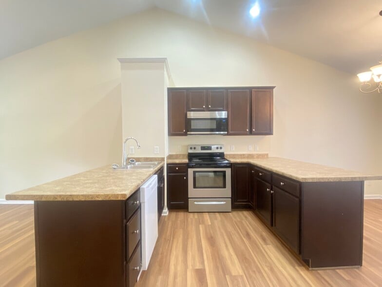 Building Photo - 200 E 14th St