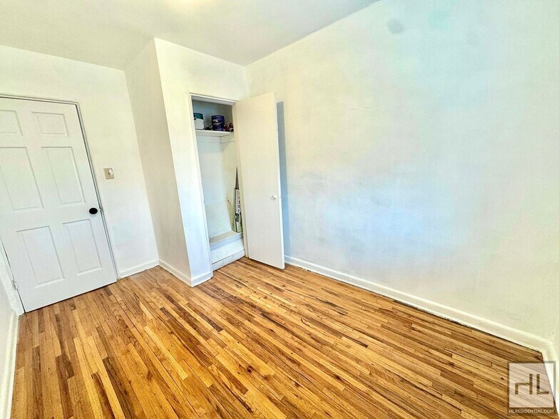 Building Photo - 28 AVENUE