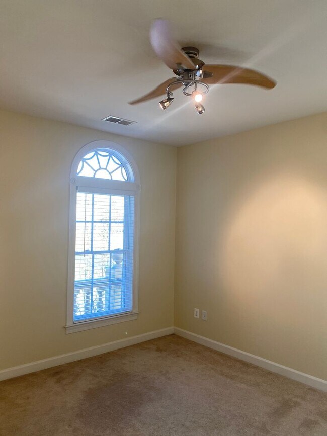 Building Photo - 3 Bedroom Townhome in Sterling, with a large complete loft on top floor