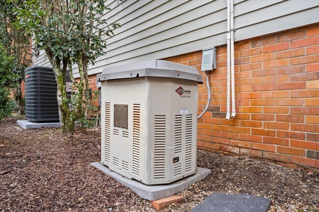 Building Photo - Quaint Springhill Charmer