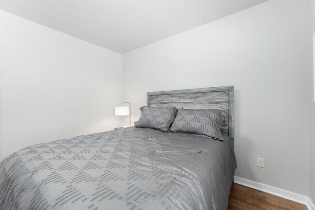 Building Photo - FURNISHED HOUSE! Short or Long Term! Large Newly Renovated Fully Furnished Modern 5 Bedroom Home ...