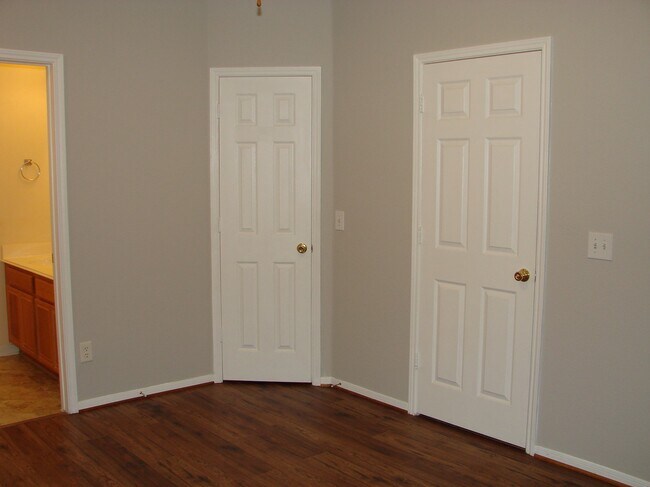 Building Photo - 2910 Blue Dawn Dr