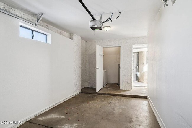 Building Photo - 935 N Granite Reef Rd