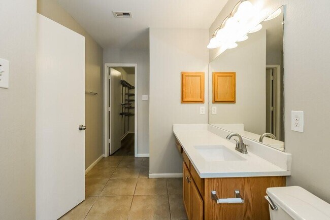 Building Photo - 7627 Cypress Edge Dr