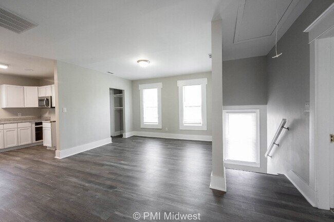 Building Photo - "Charming 3-Bedroom Duplex Haven on W 29th St – Spacious 1031 Sq Ft Gem in Indianapolis!"