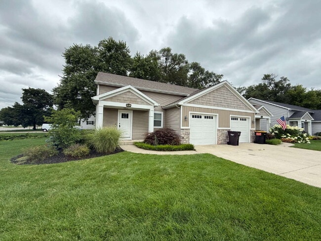 Primary Photo - 3 bed, 2 full bath Townhouse