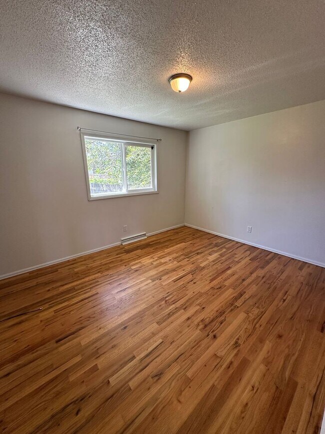 Building Photo - 3 BEDROOM, PLUS 2 BONUS ROOMS, 3 BATHROOM ...