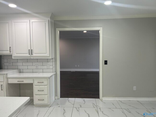 Building Photo - 2012 Fairway Hills Dr