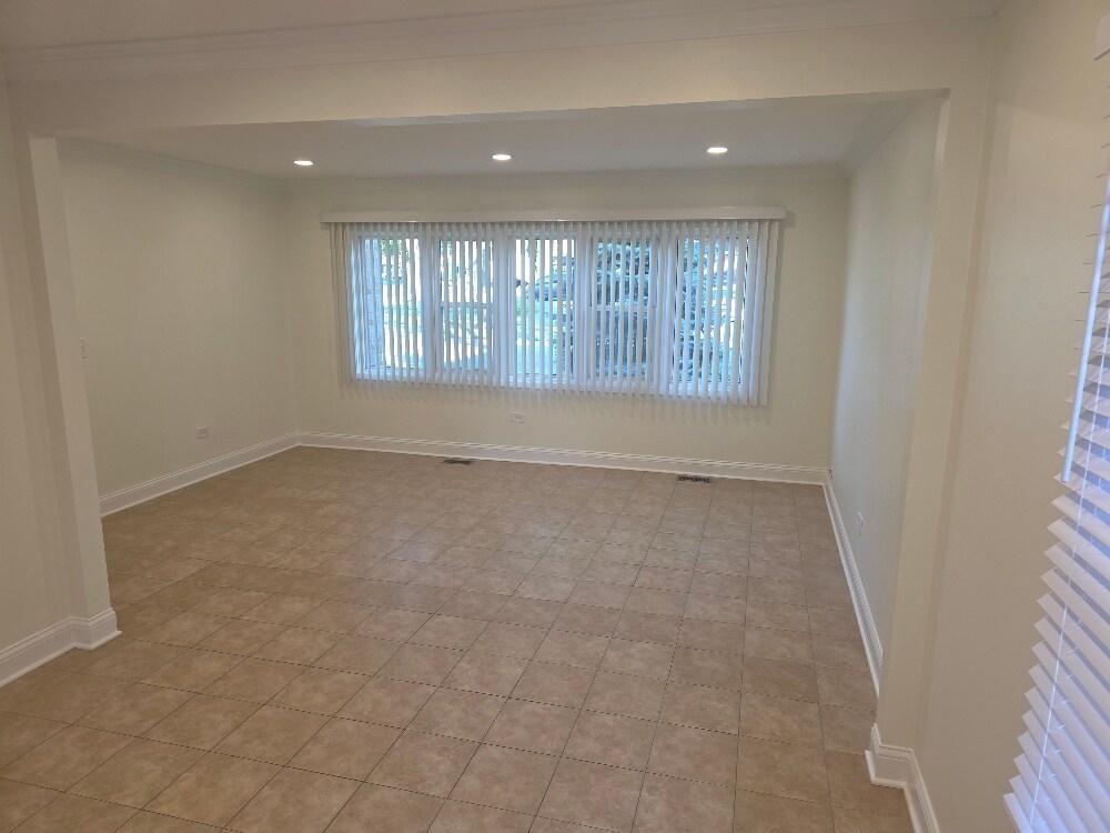 Building Photo - 826 E Capri Dr