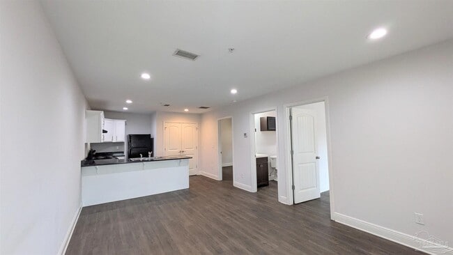 Building Photo - 313 N Navy Blvd