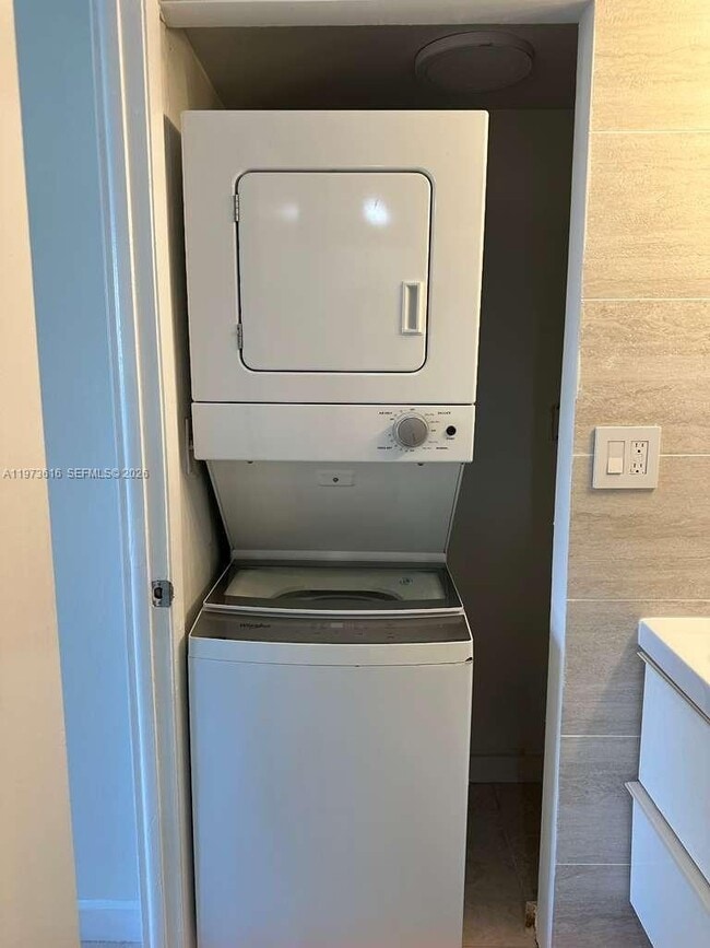 Building Photo - 210 Seaview Dr