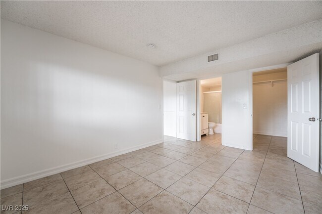 Building Photo - 585 S Royal Crest Cir