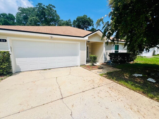 Building Photo - Spacious dog friendly home- Jacksonville