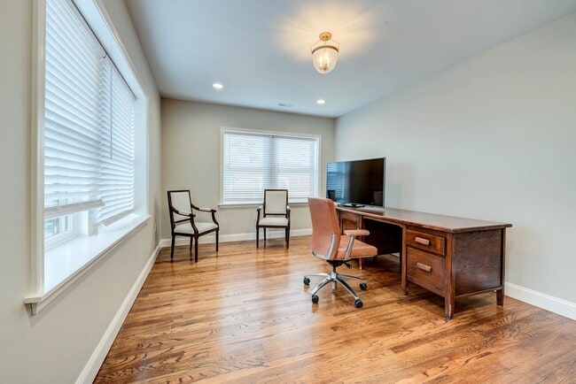 Building Photo - CONDO ON THE HILL 3 BED 1 BATH - Hardwood Floors & Renovated Luxury Kitchen