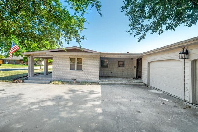 Building Photo - 3 Bedroom 2 Bath 2 Car Garage - Backs Up To A Nice Farm