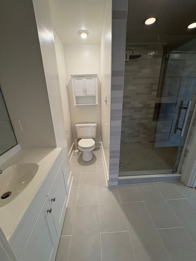 Building Photo - Spacious Three Bedroom Apartment on Calhou...