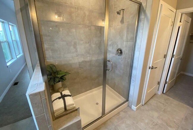 Building Photo - Flying Horse Luxury 4 Bed Townhouse with Mt. Views