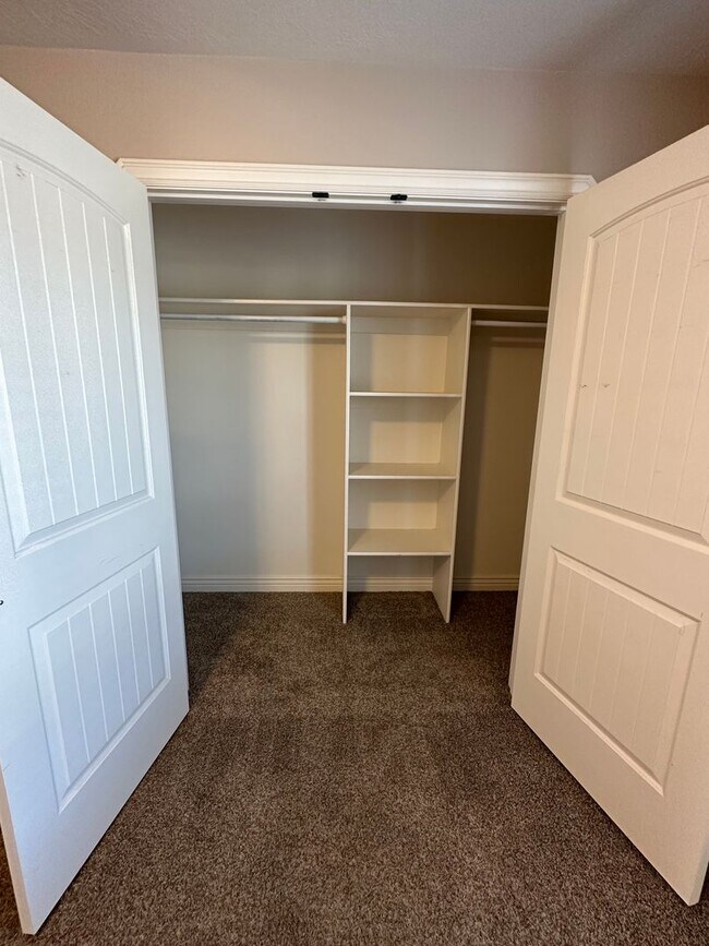 Building Photo - Desirable 2 Bed 1.5 Bath Lincoln Park Townhome