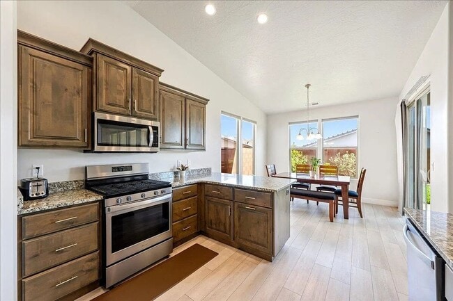 Building Photo - Bright and Spacious 3 Bedroom Home in Wash...