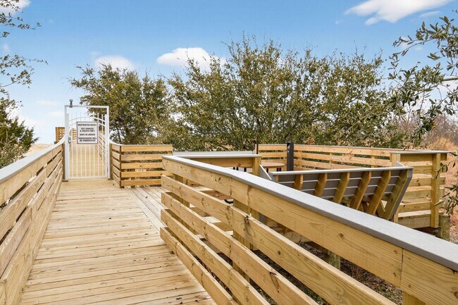 Building Photo - Stunning Condo With Exclusive Bay Views!