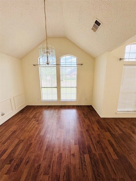 Building Photo - 716 Elm Falls Pl