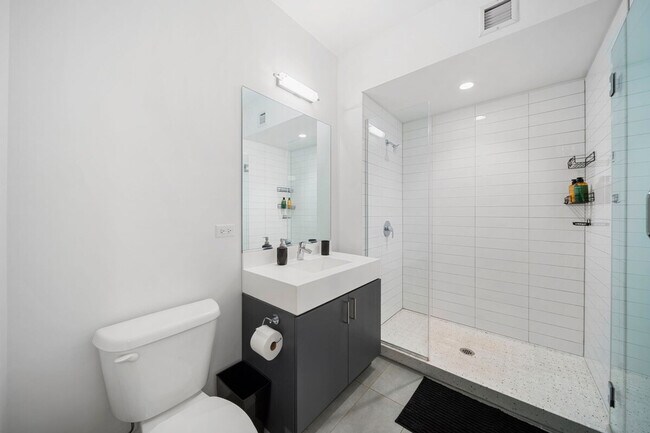 Building Photo - 347 S Clark St