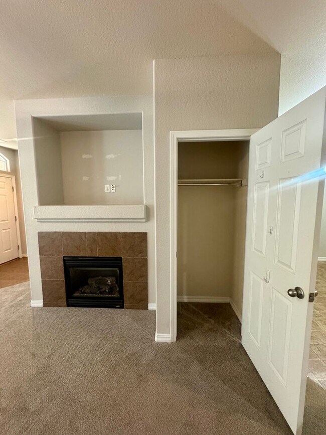 Building Photo - Updated Townhome in North Colorado Springs