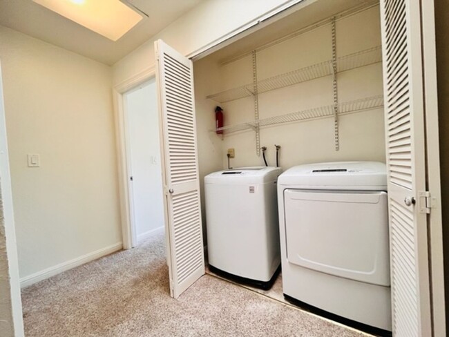 Building Photo - Move-in Ready 2BD/2.5BA Townhome in Westsi...