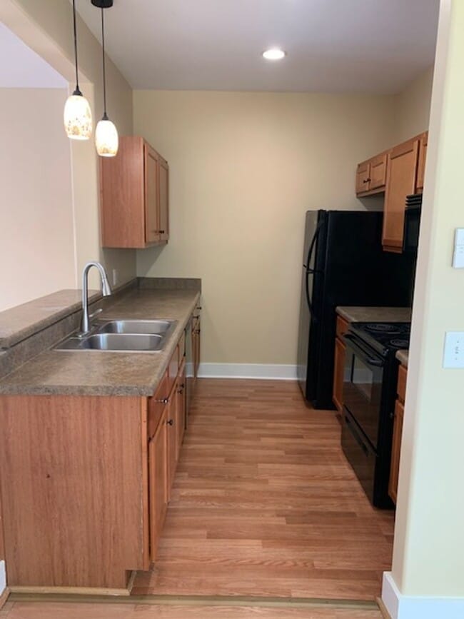 Building Photo - 1037