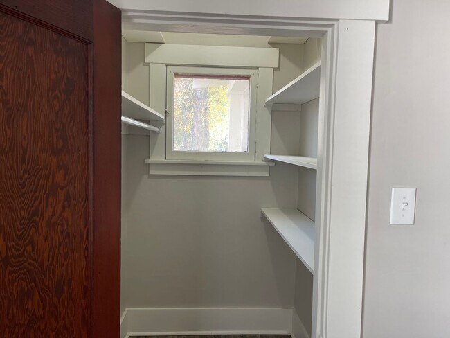 Building Photo - Pet Friendly 4 bedroom 1 bath