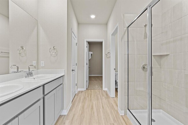 Building Photo - 520 View Dr