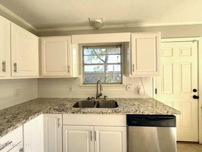 Building Photo - Move In Ready 3br/1Ba