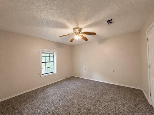 Building Photo - 712 Edgewood Cir
