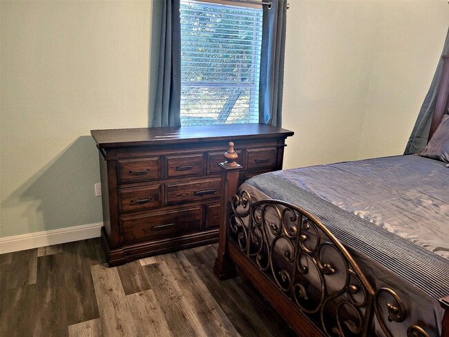 Building Photo - 1526 Lakeside Dr W