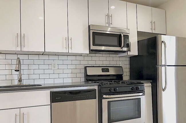 Building Photo - 655 Greene Ave