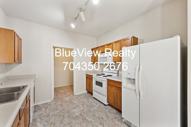 Building Photo - 8605 Redding Glen Ave