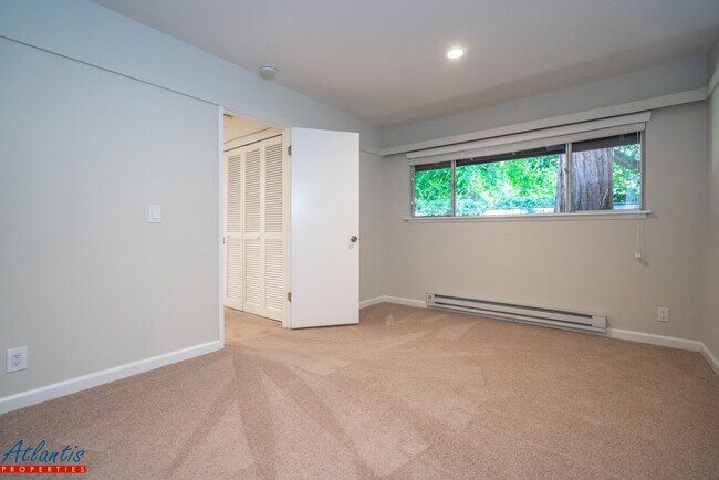 Building Photo - Willow Park | Stylish Condo | Newly Updated