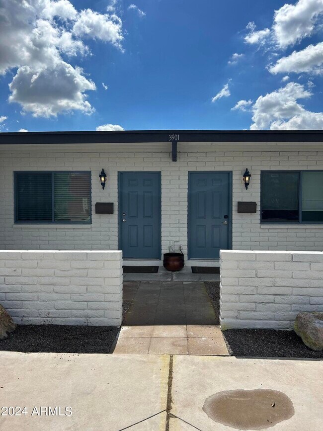 Building Photo - 3901 E Earll Dr