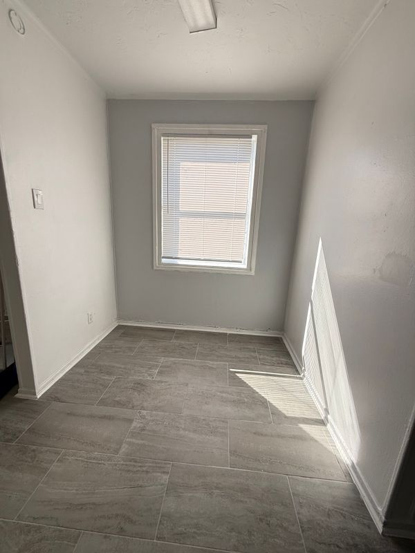 Building Photo - 716 W 5th St