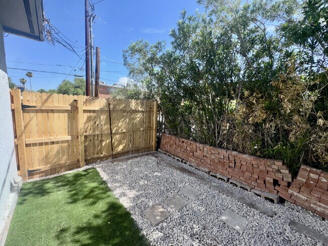 Building Photo - 2 bed 1 bath WTS included