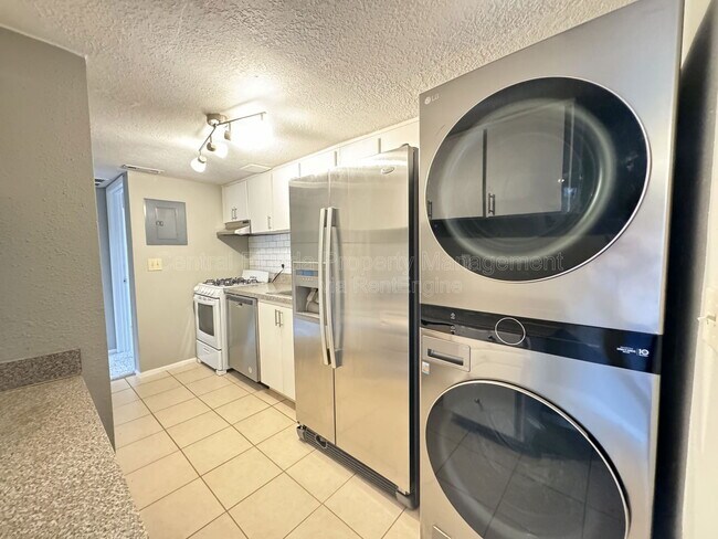 Building Photo - 120 Blue Pointe Way