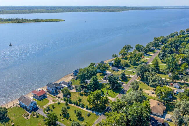 Building Photo - 15414 N River Beach Dr