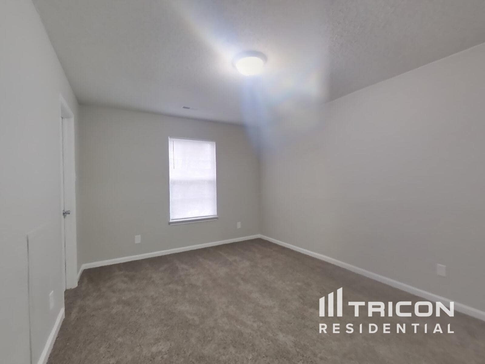Building Photo - 10990 Clear Spring Dr