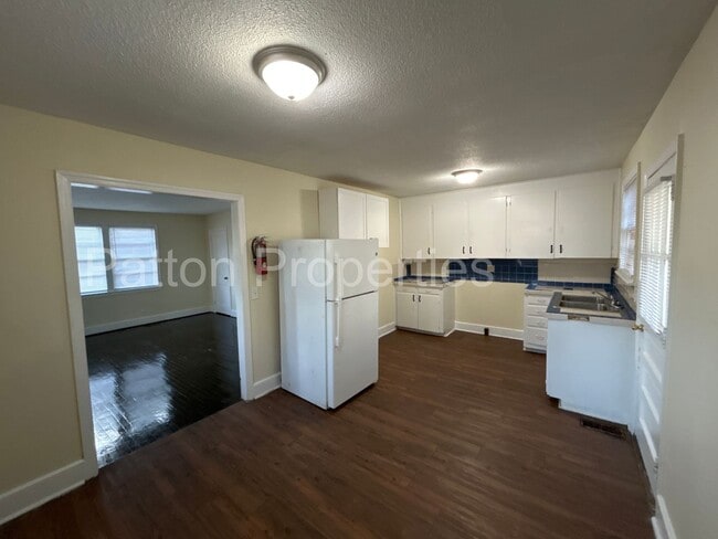 Building Photo - Colonial Heights