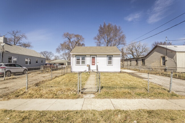 Building Photo - Adorable 2 Bedroom 1 Bath - 2 Stall Detach...