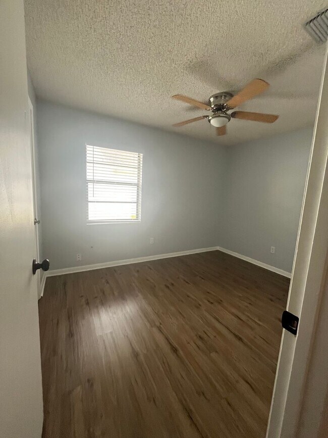 Building Photo - Super Cute 3bd 2bath! FENCED IN YARD !